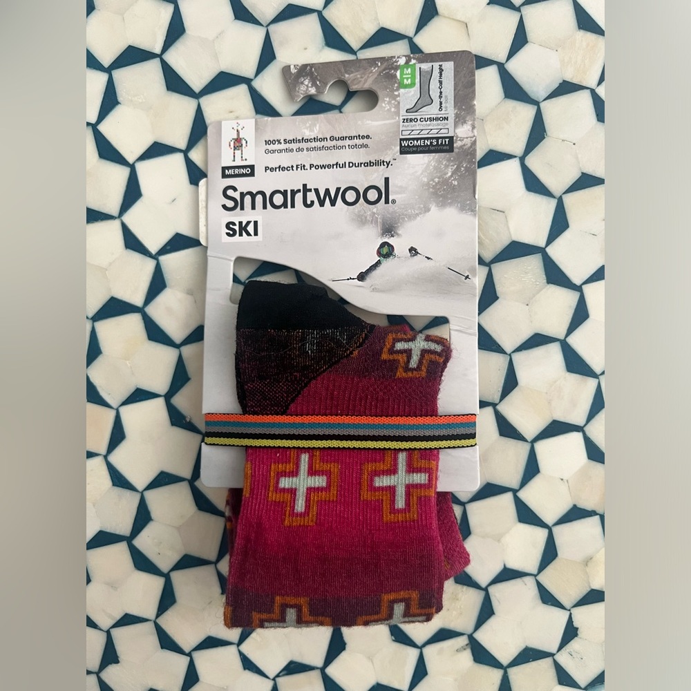 Smartwool women’s colorful ski socks sz M
NWT